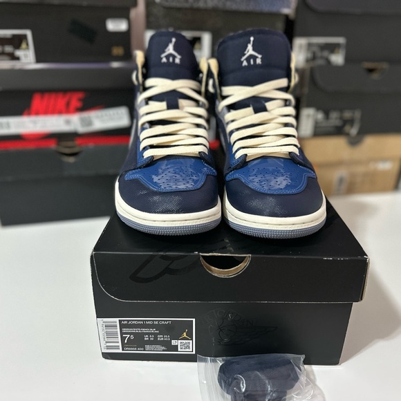 Jordan 1 Mid SE Craft
Obsidian French Blue Ashen Slate White - Picture 2 of 9